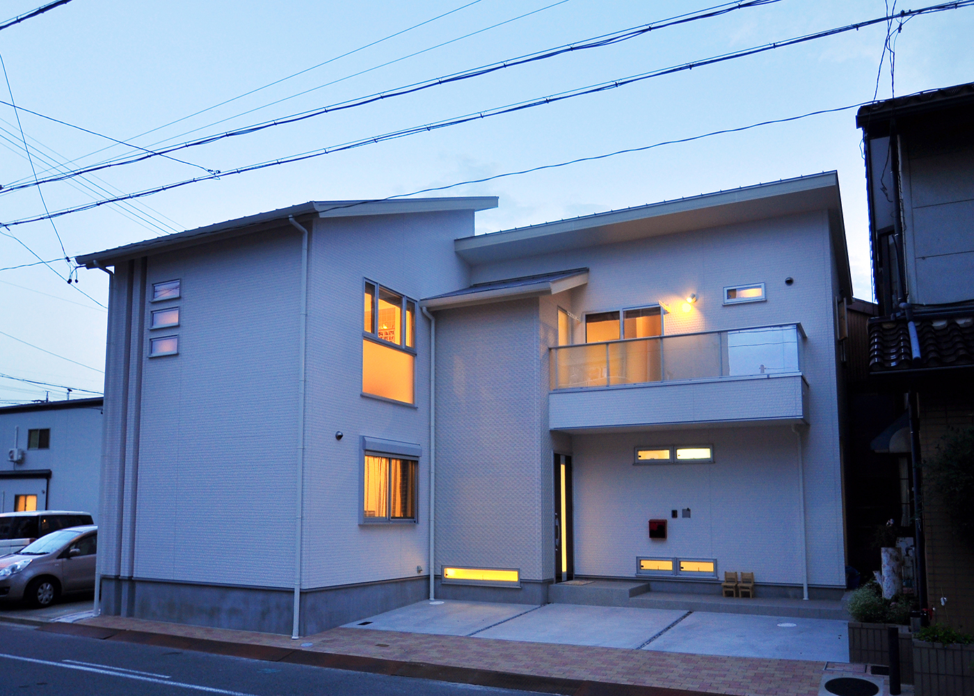 丸昇彦坂建設【デザイン住宅、間取り、インテリア】建物のラインが印象的な外観。赤いポストがポイント