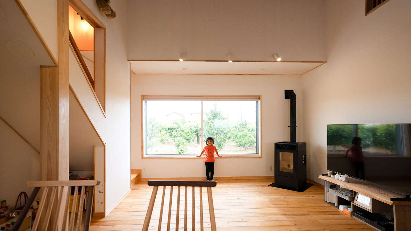 瀧口建設【和風、自然素材、平屋】木屑などを再利用した木質ペレットを燃料とする、ペレットストーブを設置。冬は炎の揺らぎが心を癒やしてくれる