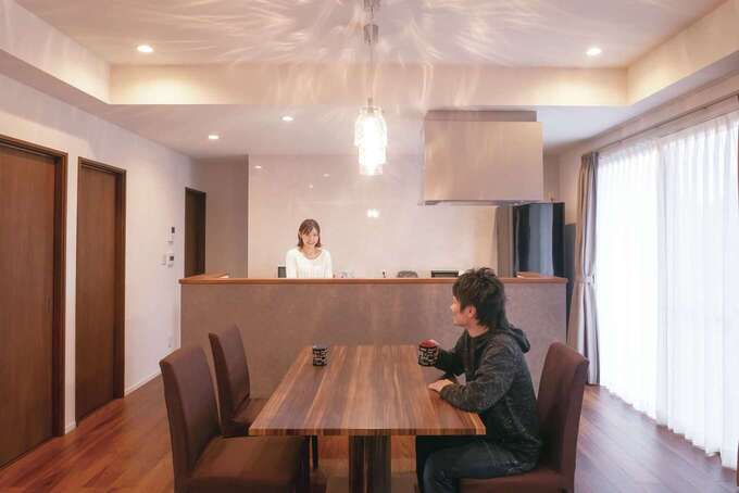 家族と会話しながら料理できるセンターキッチン