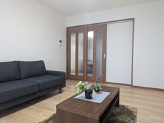 独立したリビングは、来客時に生活感を感じさせず生活音もシャットアウトできゆったりとくつろげる空間に。