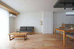 玄関ホールの先に広がる、22帖の広々としたLDK空間。24h全熱交換換気システムを備え、室内の空気を外に排出する際にその熱や湿度を新たに吸気した空気に移すことで、光熱費を削減しながら快適な空気環境を実現している。