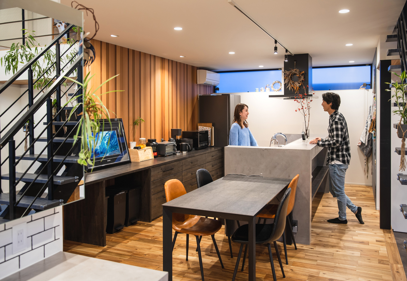 ハウスコネクト【デザイン住宅、収納力、建築家】壁付けキッチンをモルタル調の壁で囲み、造作したオープンキッチンは『ハウスコネクト』棟梁松田さんの力作。背面収納もすべて手造りのため、Sさんは収納家具をほとんど購入していないという