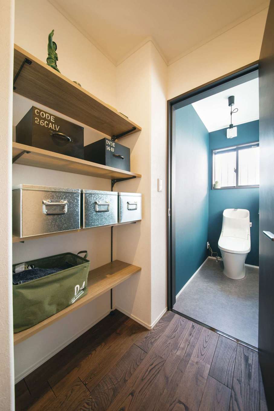 Yamaguchi Design 【デザイン住宅、趣味、インテリア】トイレの前に棚を設け、生活雑貨のストック品をスチールボックスに入れてオシャレに収納