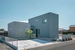 3つの箱を並べたようなエッジの効いた外観デザイン。アメリカンフェンスがリゾート感を醸し出す。駐車スペースもたっぷり確保