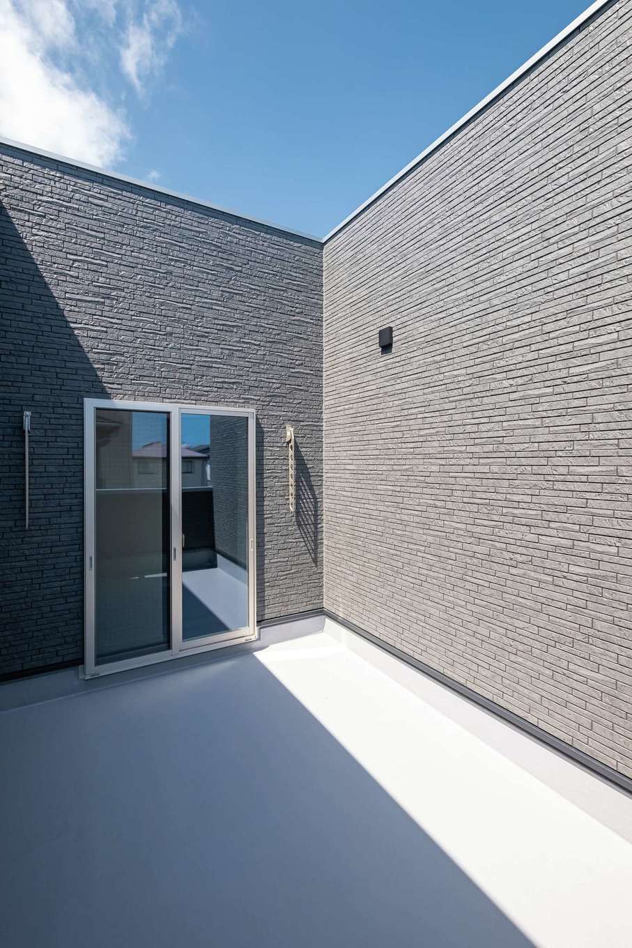 ハートホーム【デザイン住宅、趣味、省エネ】オープンエアの風が気持ちいい2階のバルコニー。外からの視線を気にすることなく、BBQや水遊びなど、さまざまな使い方ができる