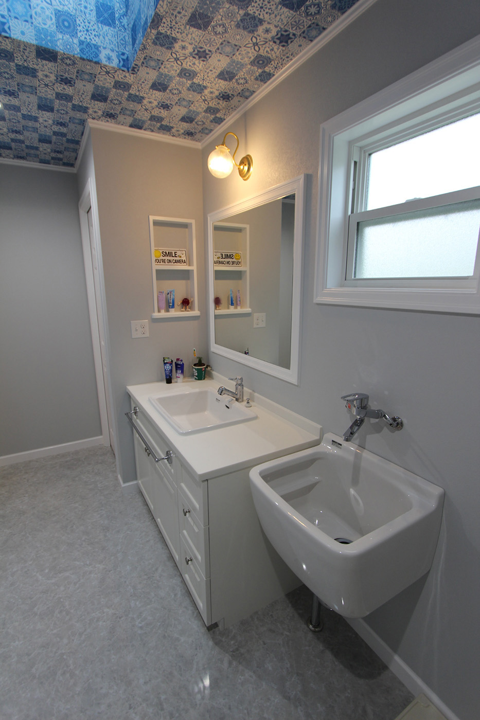 ジェネラルアメリカンホーム【デザイン住宅、輸入住宅、ガレージ】天窓から光が注ぐ洗面脱衣室兼ランドリールーム。キッチンの背面に配置し、コンパクトな動線で家事ができるようにした