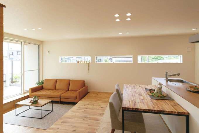 リビングを一段下げ、穏やかに役割を分割。段差はベンチ変わりにも