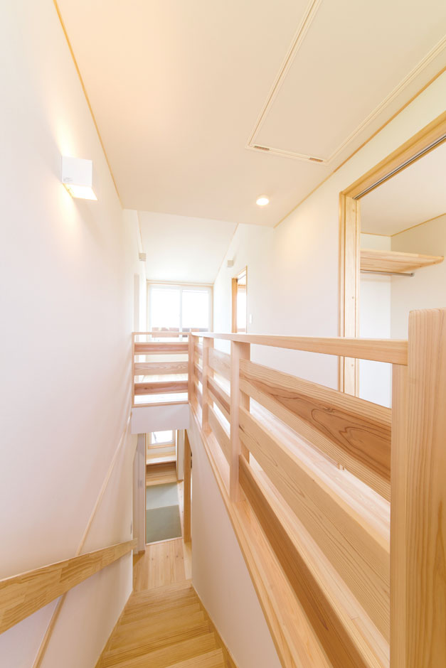 ワイズホーム【子育て、自然素材、間取り】2階の廊下スペースはモデルハウスを参考にした
