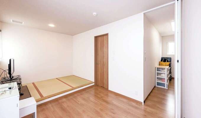 寝室には畳の小上がりを設けてベッド替わりに。フローリング部分はセカンドリビングのように活用できる。大容量のウォークインクローゼットも便利