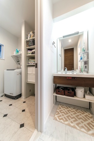 脱衣所は、脱いだ衣類などがあるプライベートスペース。来客も気兼ねなく使えるように、洗面スペースを独立させた