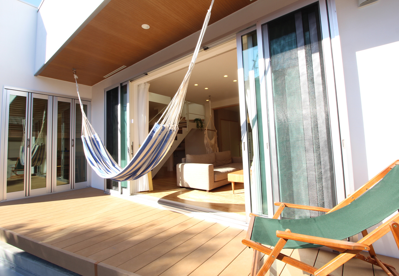 小野田産業～designers house project～【デザイン住宅、子育て、自然素材】リビングからつながるデッキにはハンモックを吊るし、休日にのんびり昼寝をしたり、読書をしたり。家族の憩いの場となっている