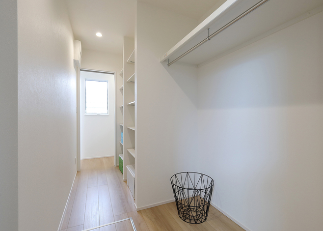 洗面脱衣、から物干しスペース、ファミリークローゼットまで回遊でき、洗濯・乾燥・畳む・収納、すべてに無駄のない洗濯動線になっている