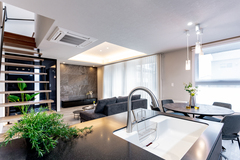 キッチンからリビングを望む。
来客時や玄関から家族が帰って来たときにも温かく迎えられる。