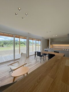 開放感のあるLDK。大きな窓から自然光がたっぷり入り、明るく快適な空間を提供している。デザインがシンプルで洗練されており、居心地の良さを感じる。