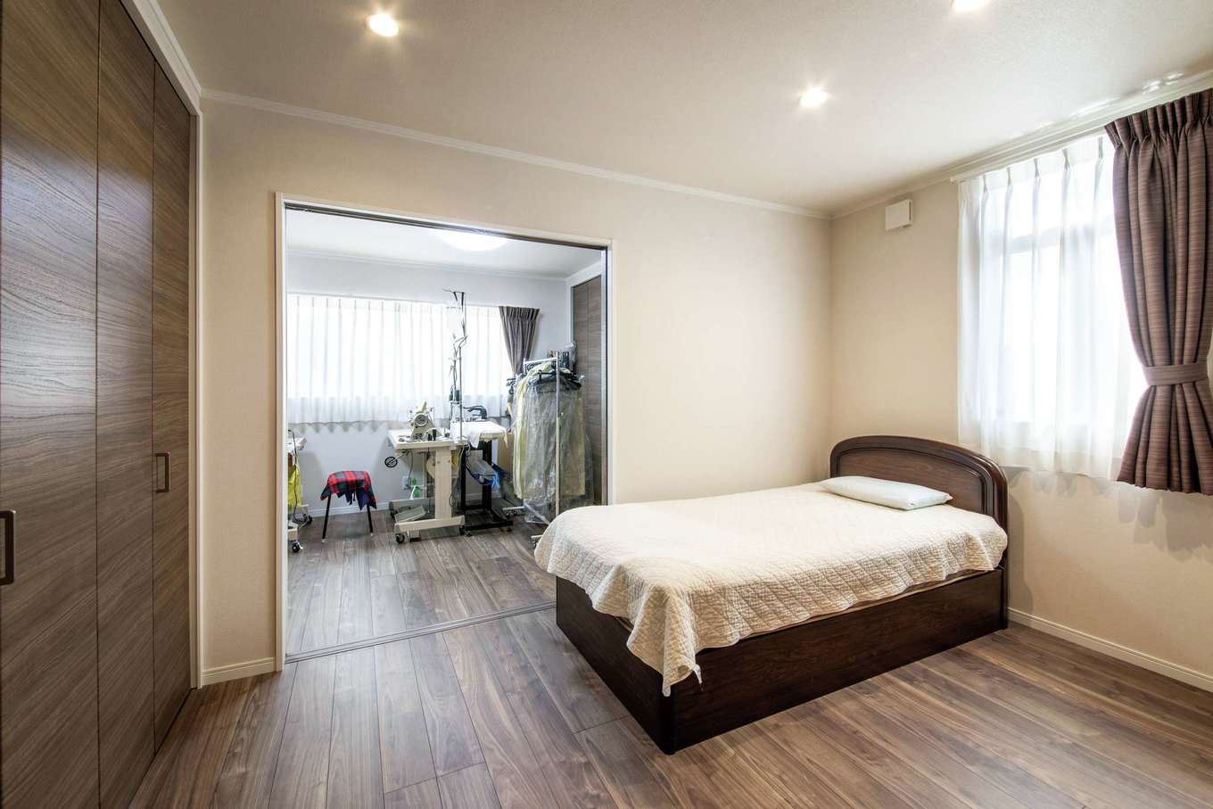未来創建【省エネ、夫婦で暮らす、平屋】夫婦の寝室は別々でも、お互いの気配が分かるようにした。奥が奥さまのアトリエ