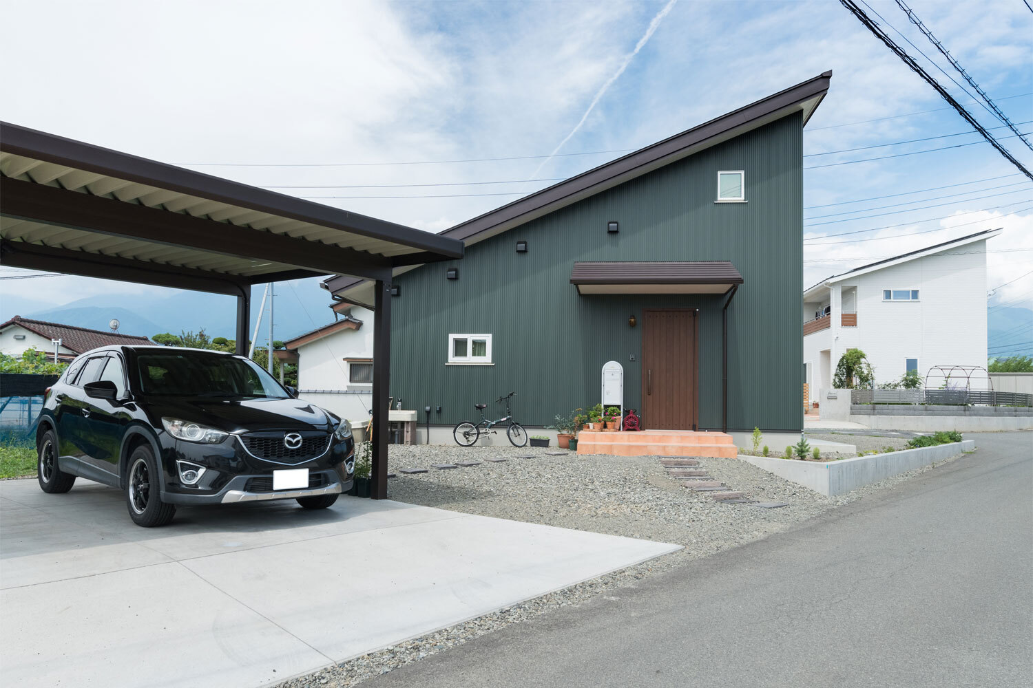 ナカゴミ建設【収納力、省エネ、間取り】片流れの勾配屋根が印象的な外観。モスグリーンのガルバリウム外壁を採用し、海外のような趣