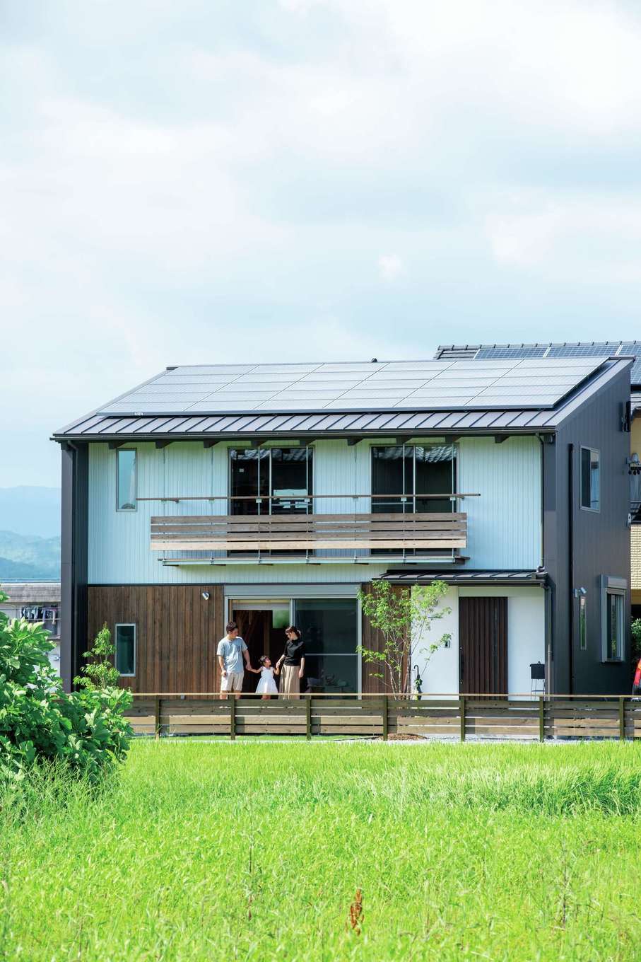 アクトホーム【子育て、自然素材、省エネ】1階のウッドデッキと2階の吊りデッキで、家でもアウトドアの開放感を楽しめる。夏の強い日差しを遮るための長く張り出した軒先も、パッシブデザインのひとつ