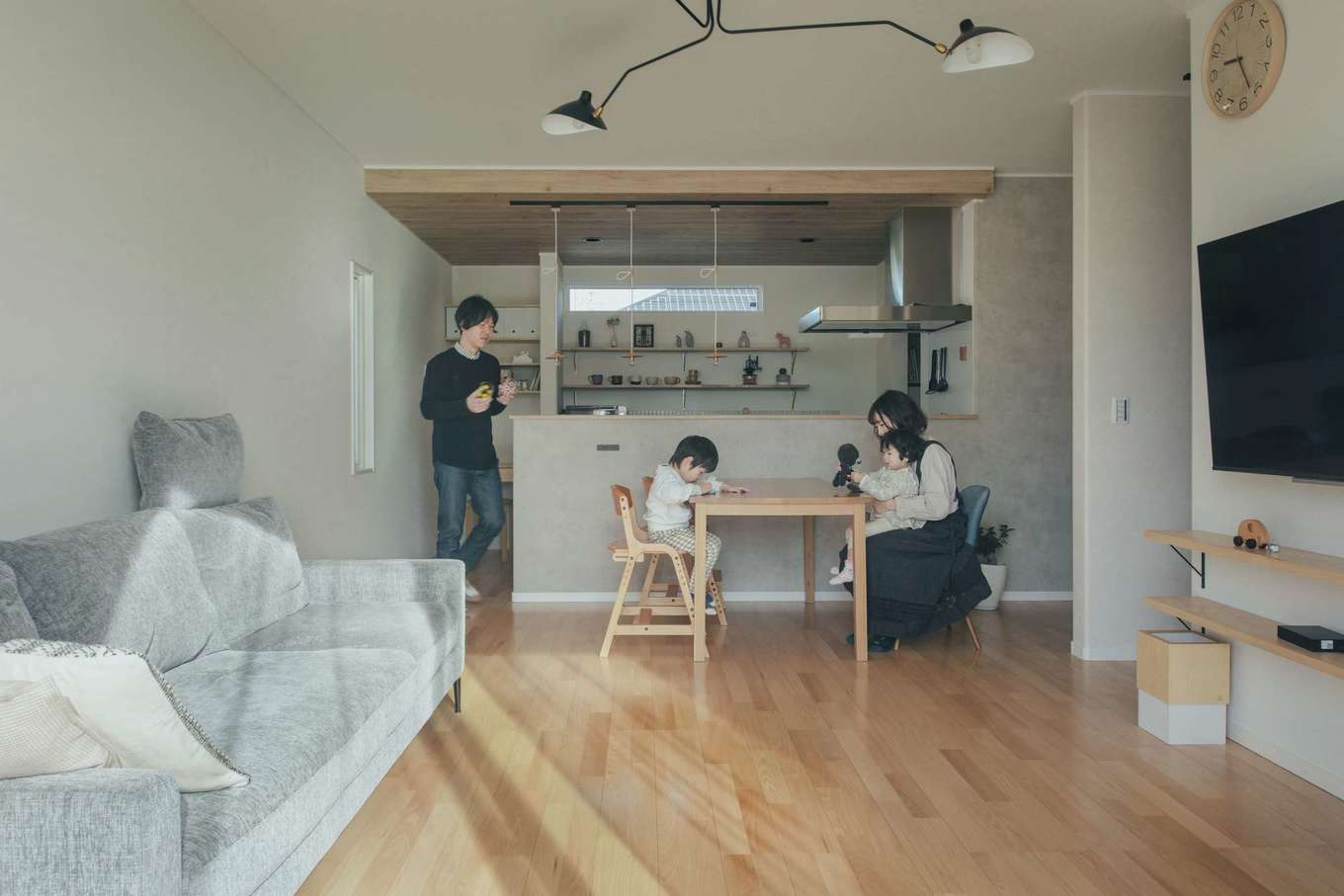 子育て安心住宅 Design Craft Office【デザイン住宅、子育て、間取り】「かわいくなり過ぎず、無機質過ぎず、飽きのこないナチュラル感」で満たされる空間が完成。好きで集めた照明や小物たちがよくなじみ、機能面・性能面も大満足。夏も冬もエアコン1台で快適に過ごせたそう