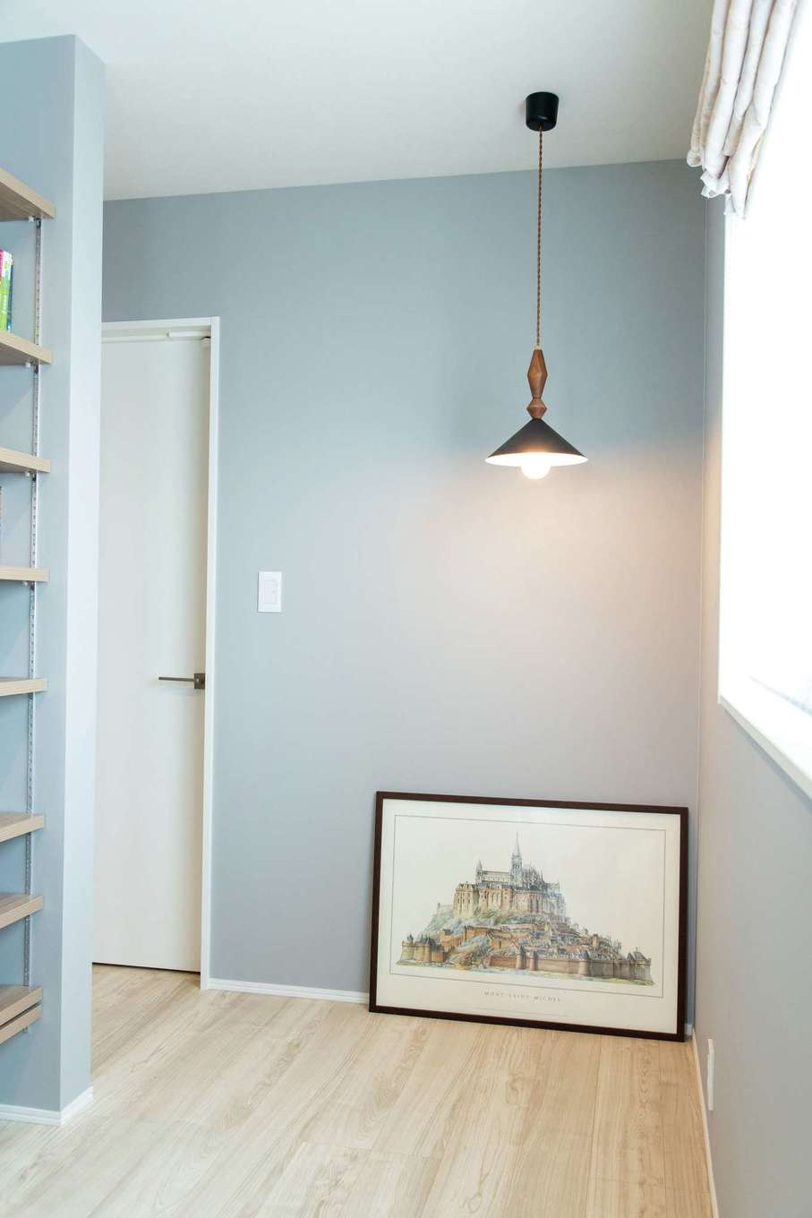 遠州鉄道 遠鉄ホーム【デザイン住宅、狭小住宅、インテリア】2階ホール部分には書棚を造作。ここに椅子を置いて、ゆっくりくつろげる場所にすることがご主人の目標だ