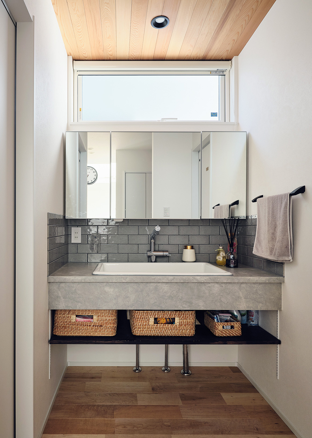 平屋建築ブルーハウス【デザイン住宅、間取り、ペット】洗面ボウルは奥行きの深いタイプを採用。鏡の裏は収納棚