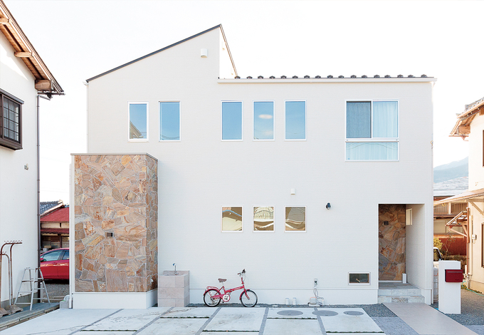 天然石がアクセントのシンプルな外観