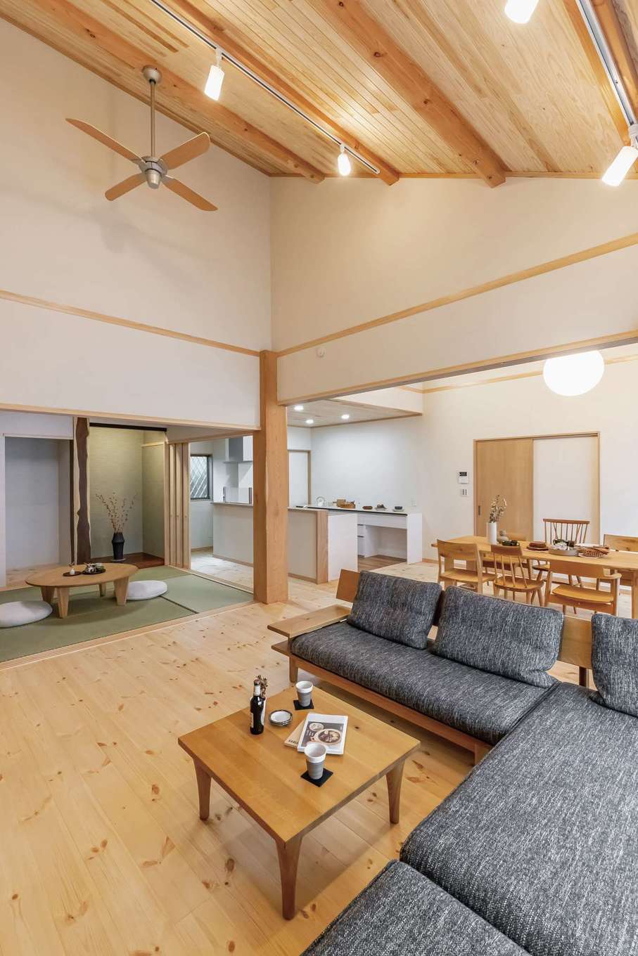 住まいるコーポレーション【二世帯住宅、自然素材、平屋】勾配天井の最上部は天井高約5m。LDK＋和室の大空間の中央で欅（ケヤキ）の大黒柱が存在感を放っている