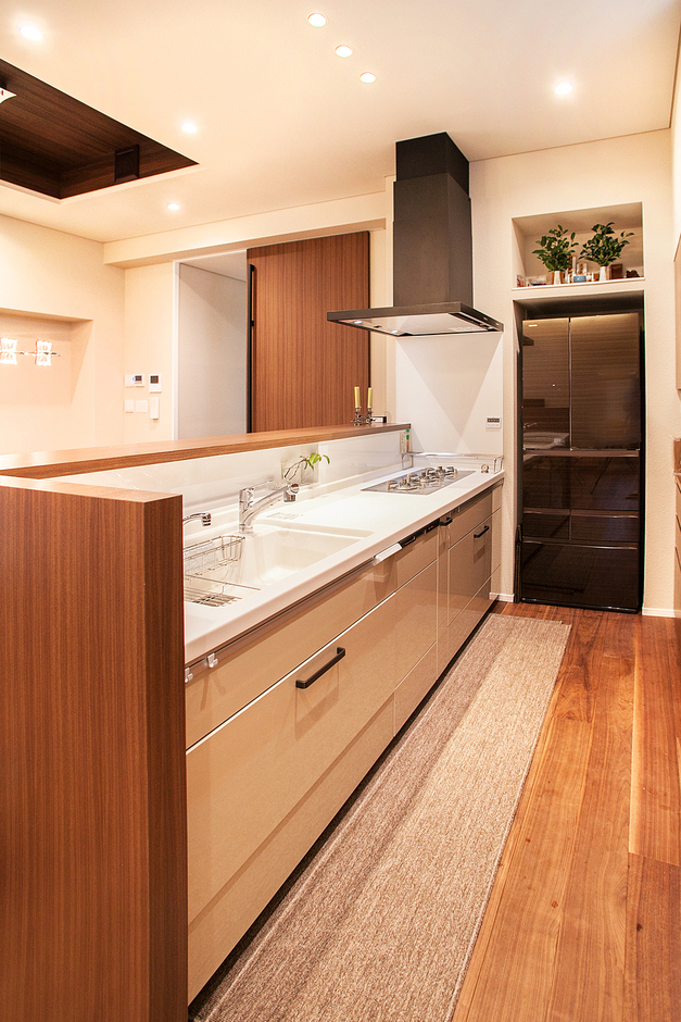 キッチンカウンターはご主人の身長に合わせたオリジナル。料理をしている奥様との会話がはずむ