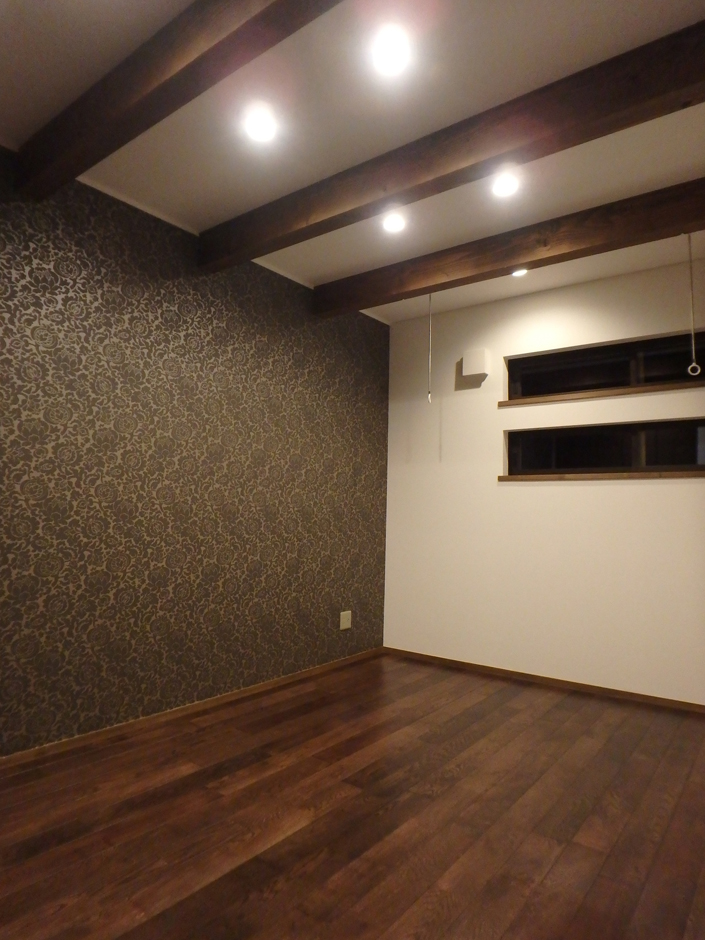 TDホーム静岡西 ウエストンホームズ【デザイン住宅、自然素材、間取り】寝室には落ち着いた色合いの壁紙を。外からの視線を通しすぎず、かつ光を取り込む窓は寝室にはうってつけだ