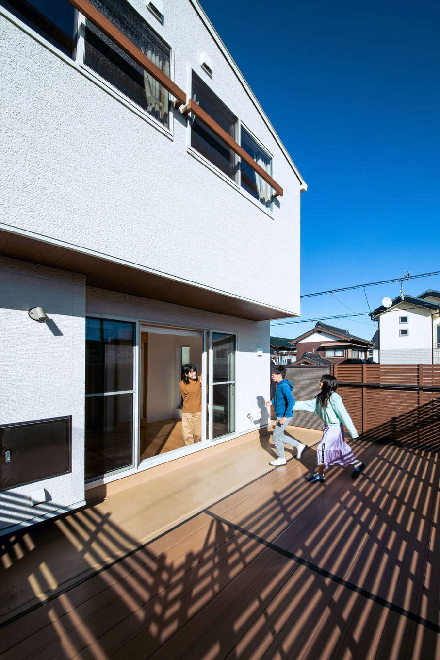 誠一建設【デザイン住宅、省エネ、間取り】外からの視線を気にせずに過ごせるテラスを第2のリビングとして活用。子どもたちの遊び場にもなっている