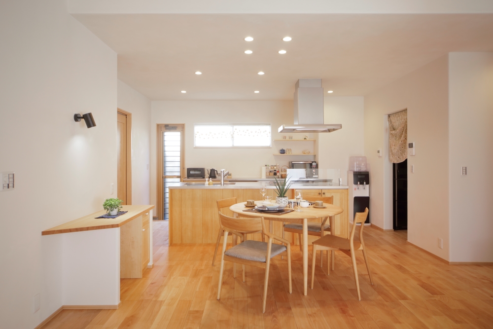 花みずき工房【和風、自然素材、平屋】奥行きを感じるダイニングキッチンとリビング