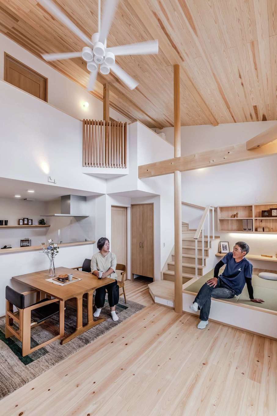 住まいるコーポレーション【自然素材、省エネ、夫婦で暮らす】開放感あふれる吹き抜けのリビング。床は天竜ひのき、天井は天竜杉を標準で使用。丸太の構造柱は設計士の鵜飼さんが浜松市の熊（くんま）で自ら伐採してきたもの。納まりの良さに匠の技が光る