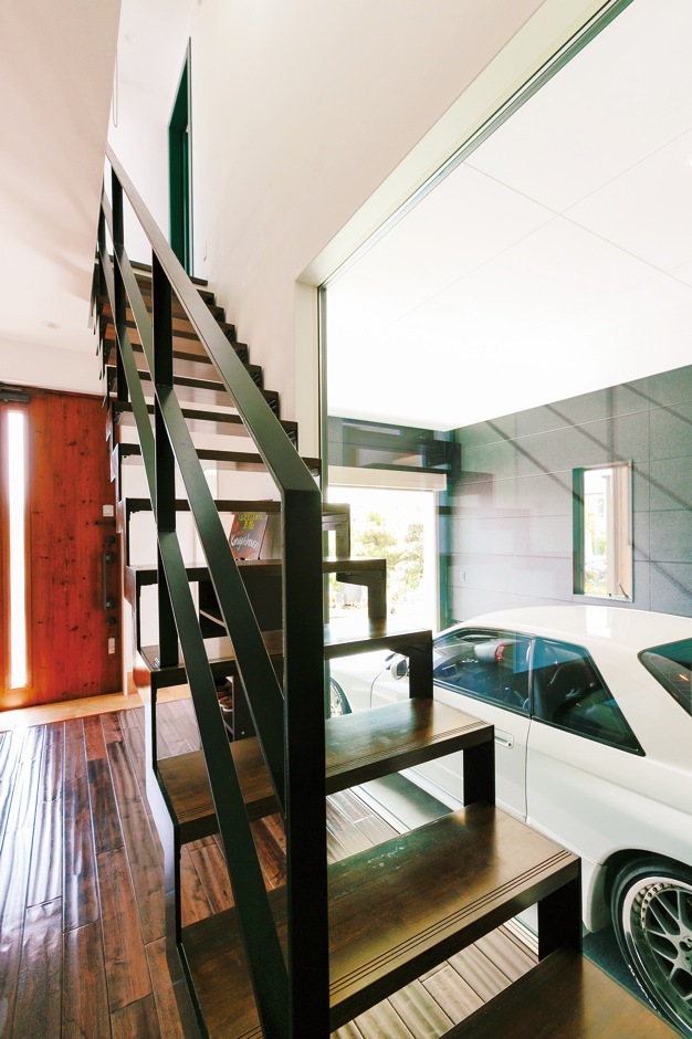 階段を上がるときも降りるときも愛車が見える空間はクルマ好きにはたまらない