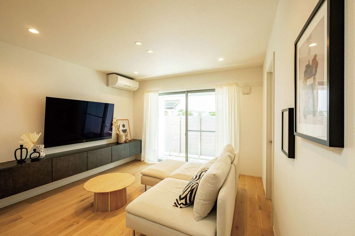 ハートホーム【デザイン住宅、高級住宅、間取り】天井の高さを抑えたおこもり感のあるリビング。BOX型の収納は床に置かず浮かせるスタイルで設置し、おしゃれで掃除もしやすい