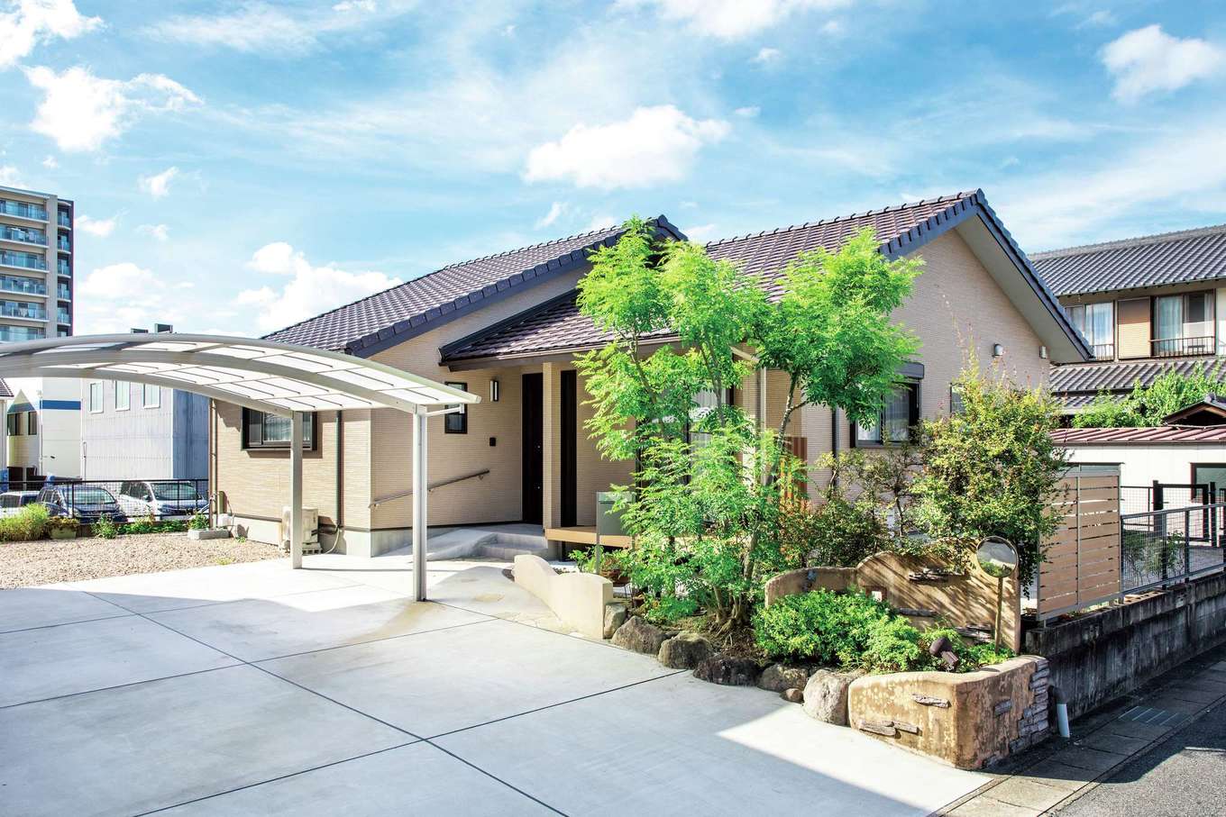 未来創建【省エネ、夫婦で暮らす、平屋】飽きのこないやさしい色合いの外観。外構の一部に旧家にあった石や塗り壁を再利用した