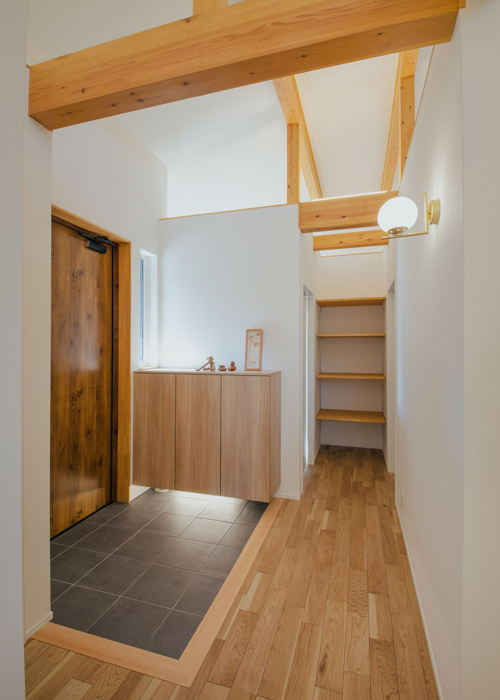 ainoa.life くらはし建築【省エネ、平屋、収納力】玄関をあけたらすぐに快適空間に。「寒い～っ！」と帰宅しても、玄関扉をあければすぐに快適な温度が保たれている。帰宅後の手洗いや荷物の片付けもスムーズ
