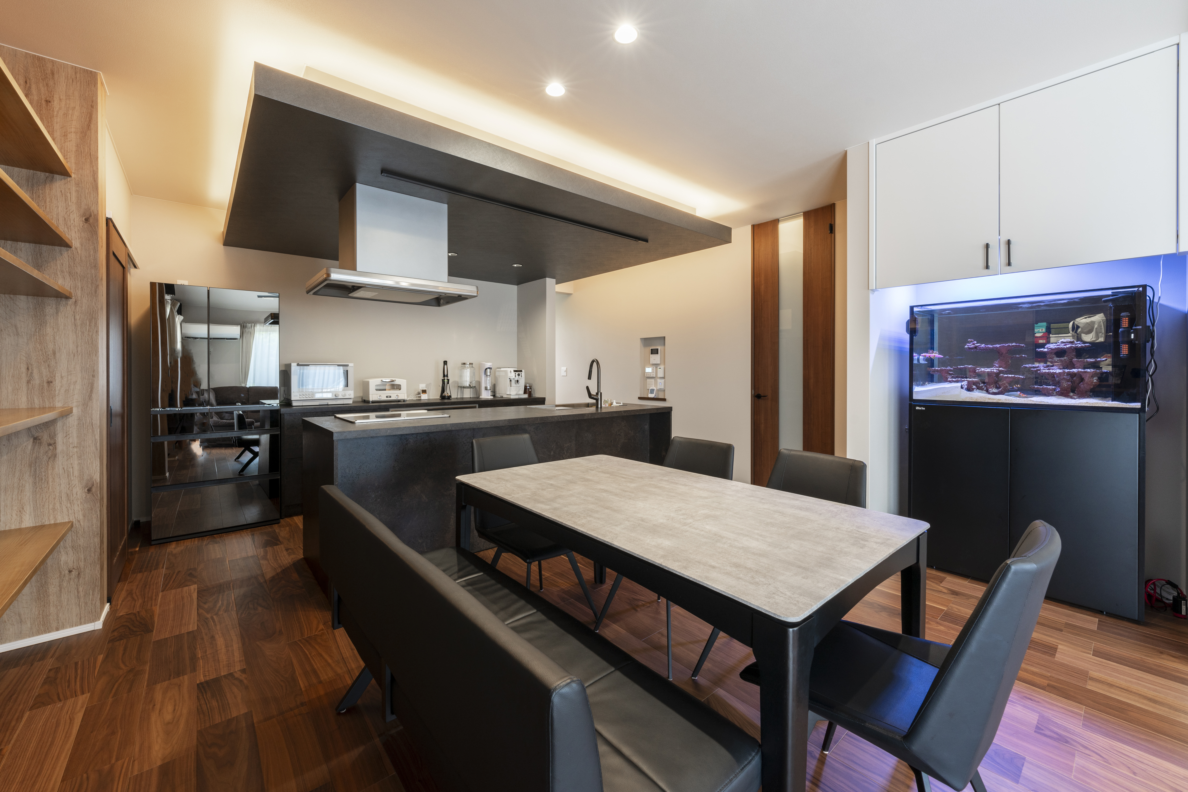 広島建設 セナリオハウス｜木の温もりを感じる、モダンなダイニング。広々として家族や友人との食事にぴったりの空間。大きな水槽がアクセントに。