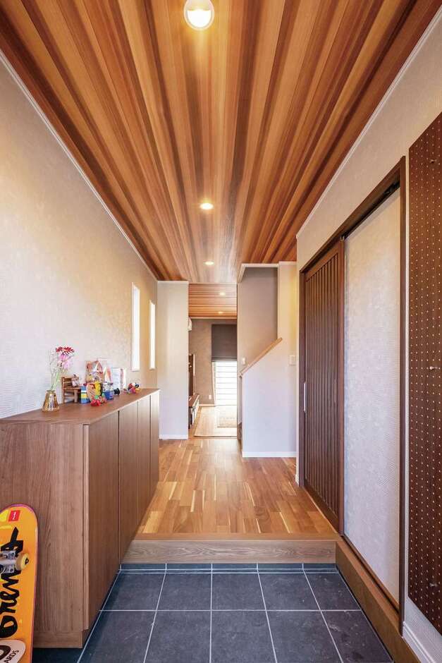 木の質感あふれる玄関ホール