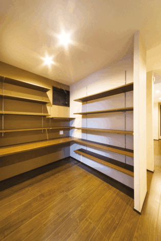 本をたくさんお持ちの奥さまが希望した書斎コーナー。オープンでありながら、適度なおこもり感があり、気に入っているそう