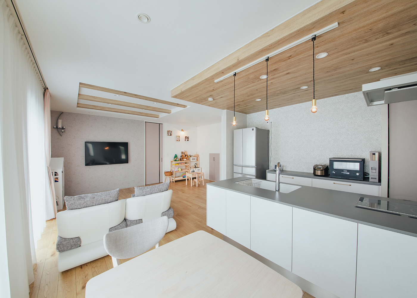 ナイスホーム【デザイン住宅、趣味、間取り】ハイドアを採用して、色味を揃えたことでスタイリッシュな印象に