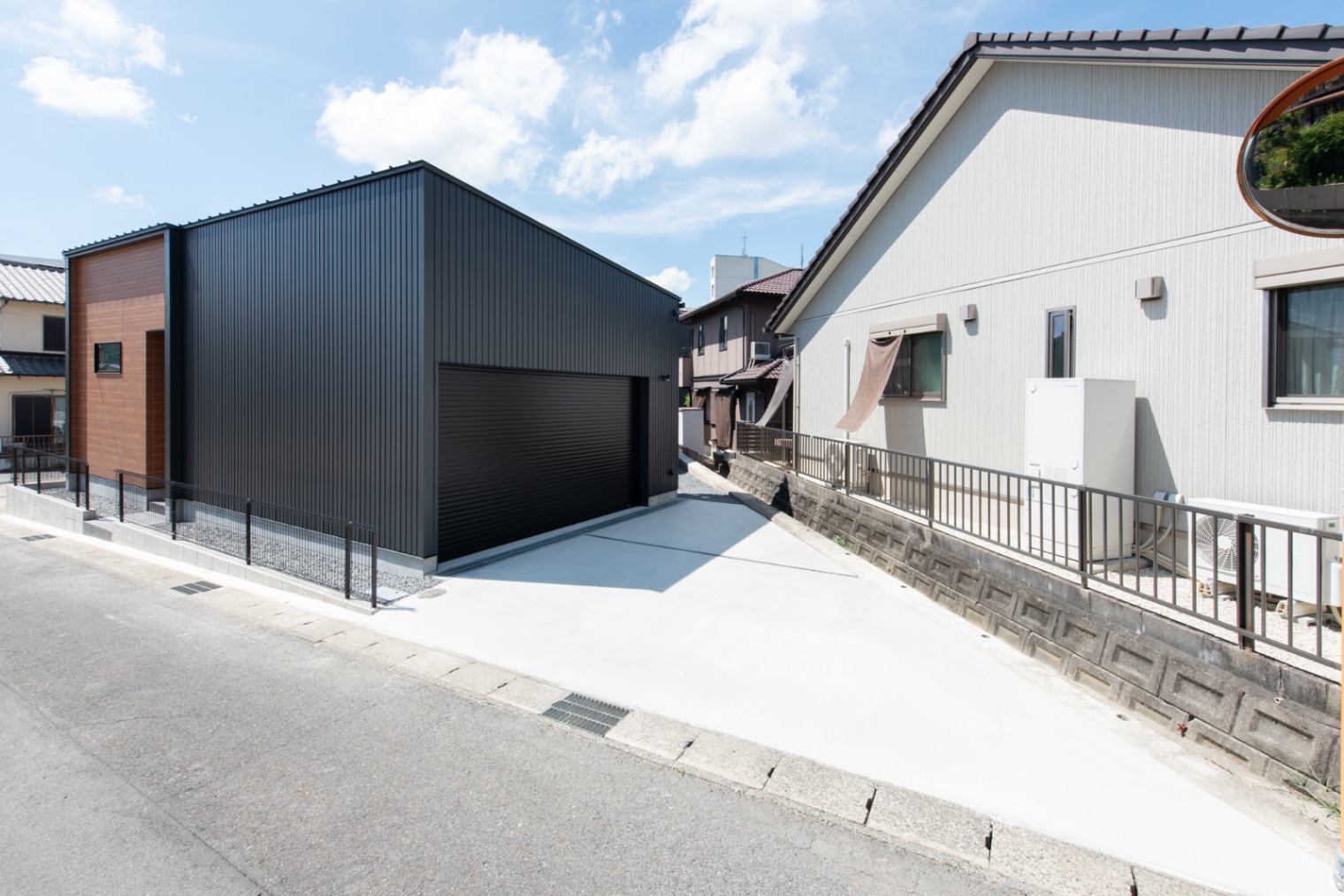 エルフィン｜シンプルでモダンなデザインの住宅外観。環境に調和しながら洗練された雰囲気を演出する。