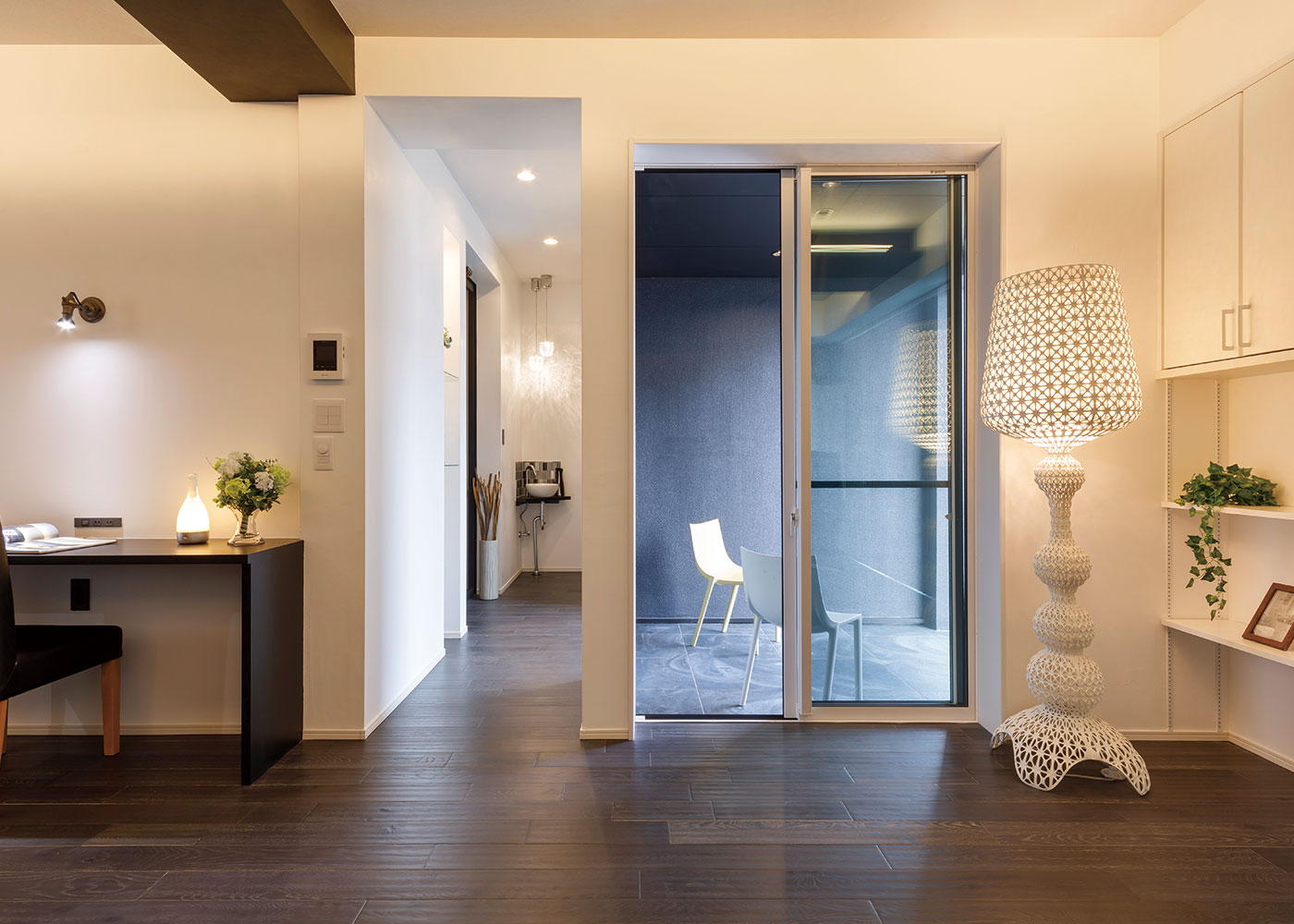 nattoku住宅｜中庭から光と風を取り込めるように改修した。デザイナーズのスタンドも空間にマッチしている