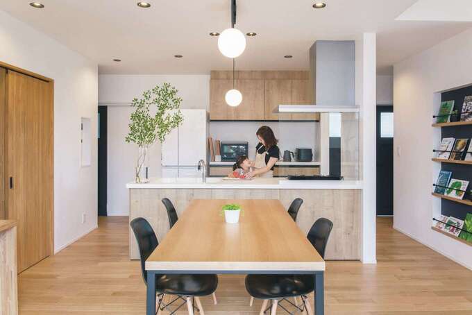 キッチンは左右に行き来でき、収納もたっぷりと確保。親子で料理をするのも楽しみに