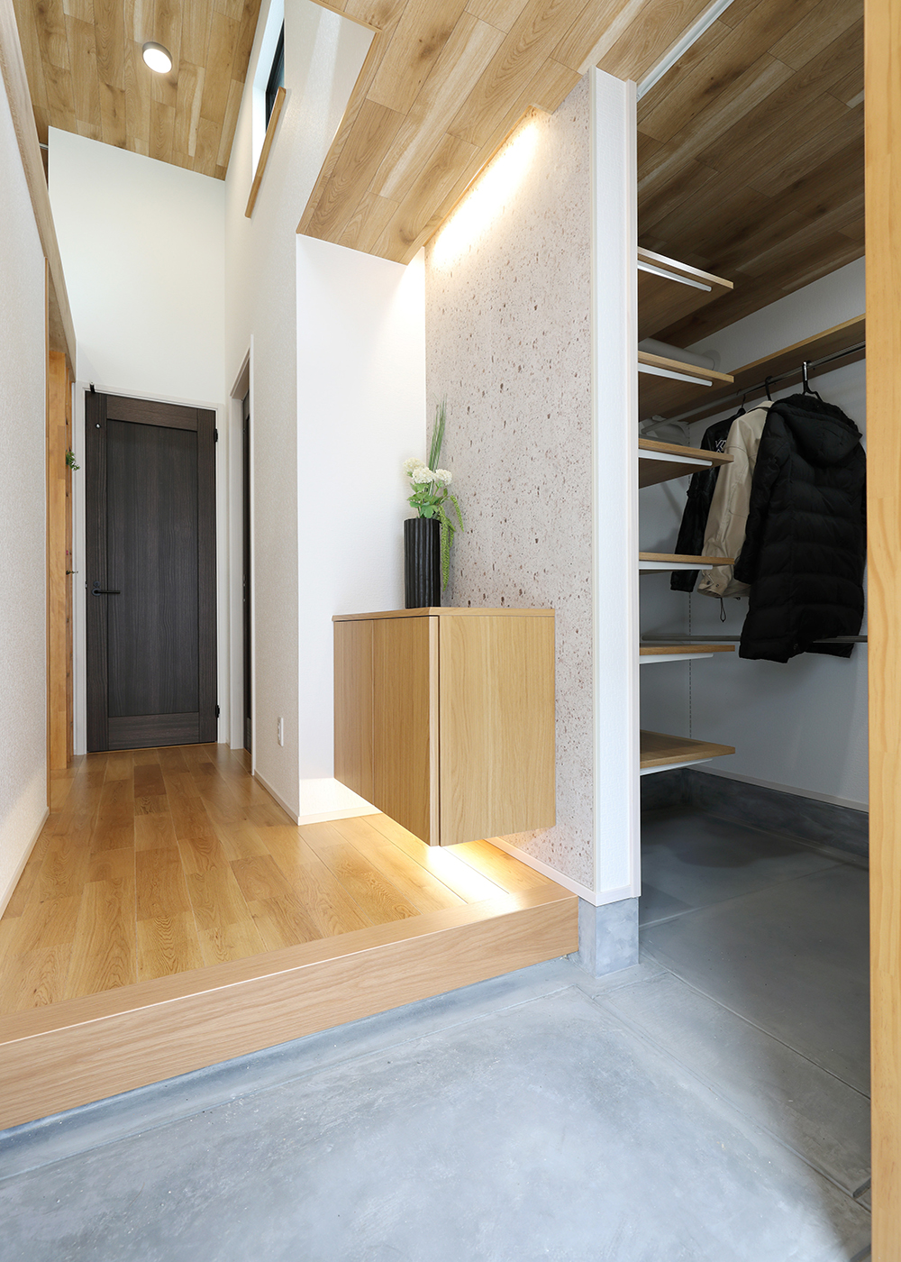 丸昇彦坂建設【デザイン住宅、省エネ、間取り】間接照明やクロスの素材感が上品な玄関