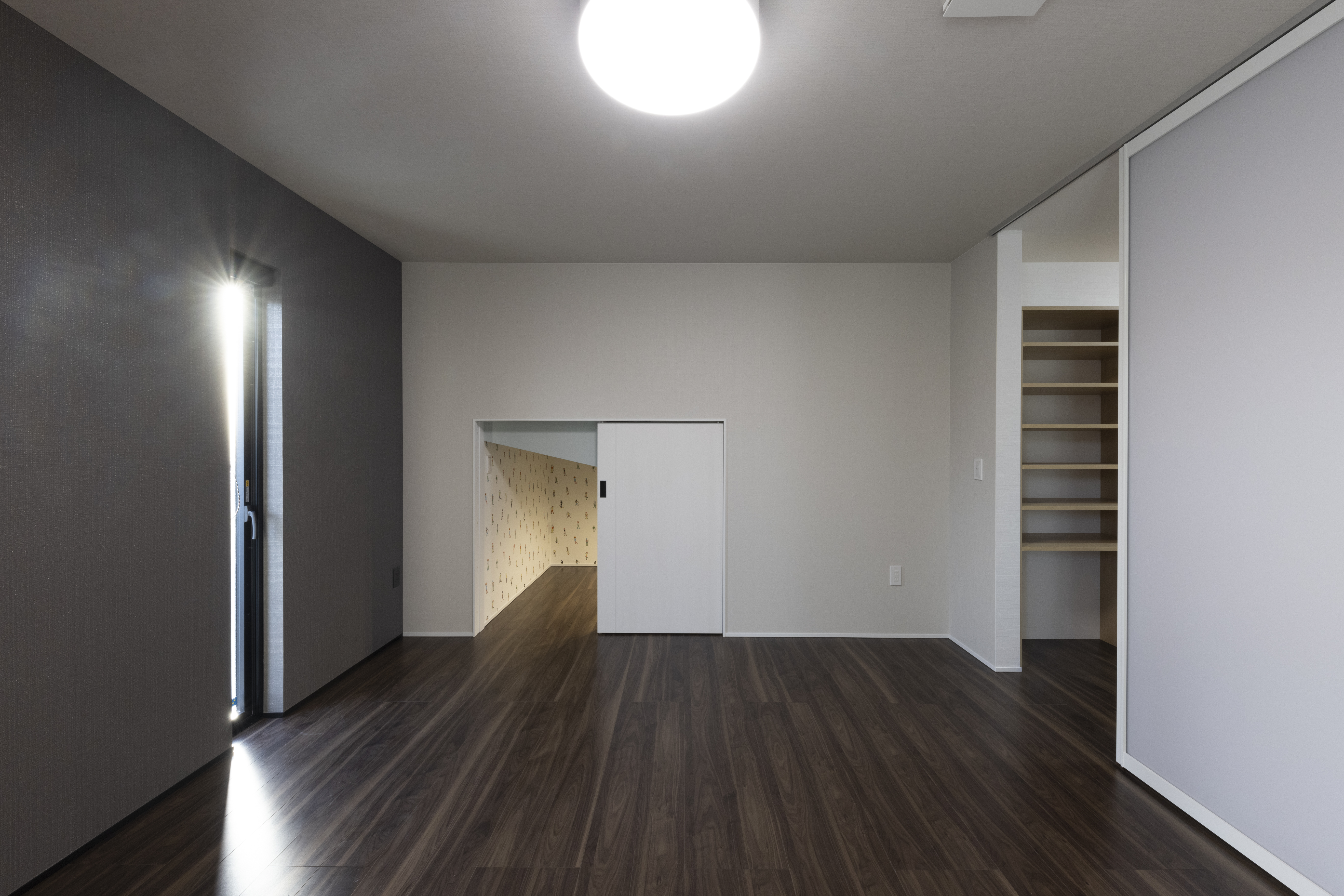 フェスティナ・レンテ｜モダンな雰囲気の居室。シンプルなデザインで、収納スペースも設けられており、使いやすさと快適さが計算された空間である。