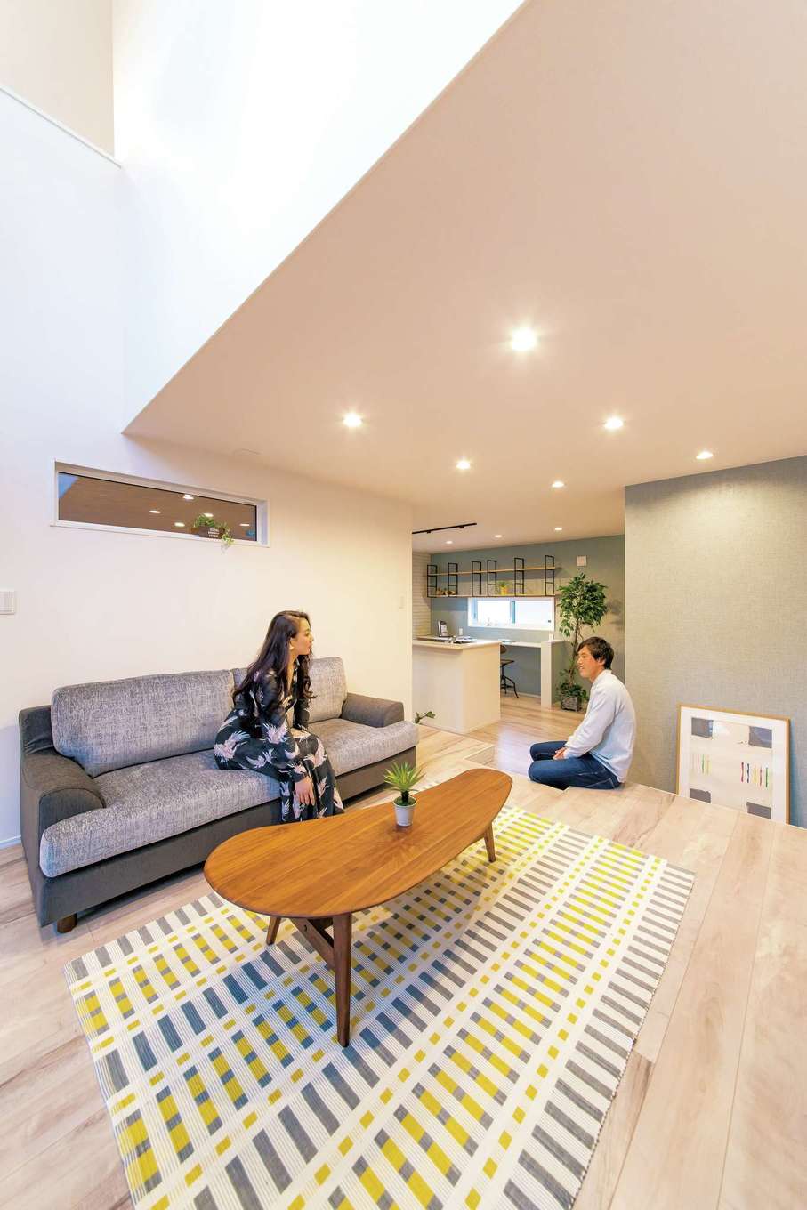 irohaco （アヴァンス）【1000万円台、ガレージ、デザイン住宅】リビングを一段上げたスキップフロアに加え、吹抜けも採用したことで目線が遠くへ抜け、抜群の開放感が生まれた。段差部分は腰掛けられるのでベンチ代わりにも