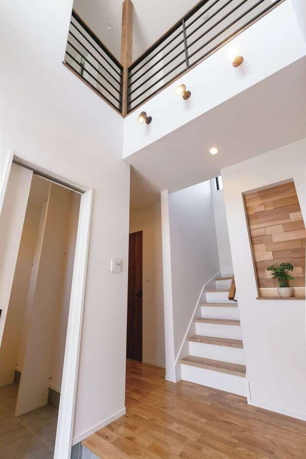 吹抜けの大きなFIX窓からたっぷりの光が降り注ぐ玄関ホール。大容量のシューズクローゼットも完備