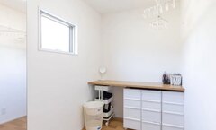 窓から自然光が差し込む明るい作業スペース。使い方は自由自在で効率よく作業ができるようデスクと収納を備えている。