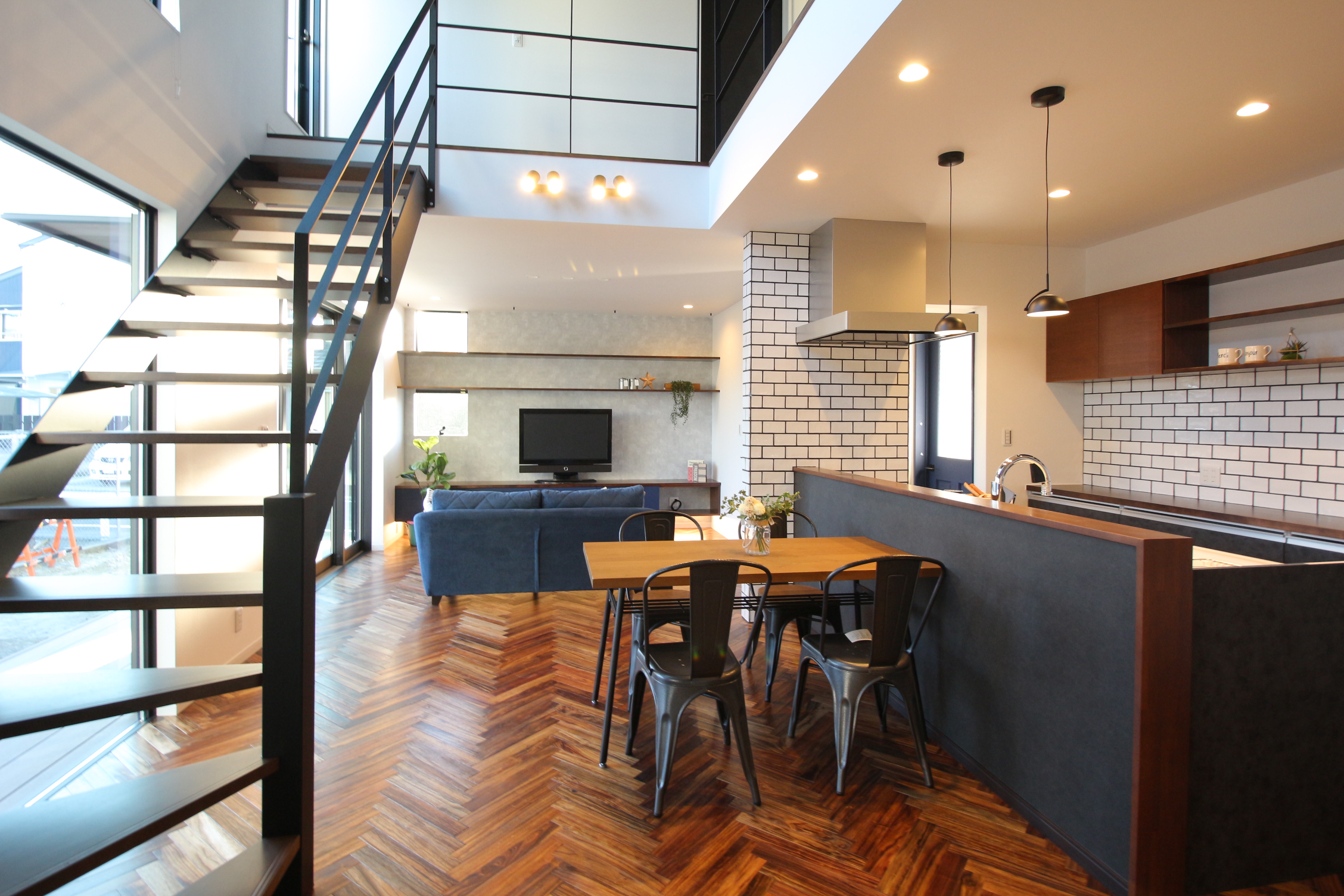 小野田産業～designers house project～【デザイン住宅、収納力、自然素材】吹き抜けを採用した開放感のあるLDK。リビングからウッドデッキへつながるフルオープンサッシを開放すると、さらに広がりを感じられる