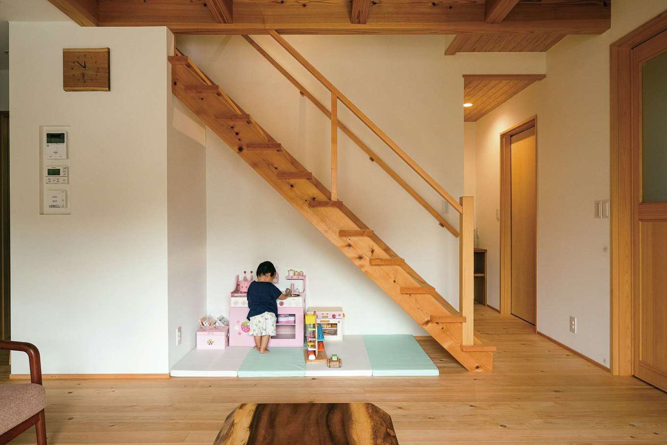 仲田工務店【子育て、自然素材、間取り】広く見えて開放感を感じられるストリップ階段。下は今のところ子どもの遊び場に。階段の手すりは完成後に調整。「引渡し後も気になることがあれば何でも相談でき、頼りになるのが『仲田』さんのいいところです」とご主人