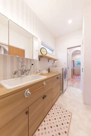 玄関からもキッチンからもアクセスできる回遊性の高い洗面脱衣室